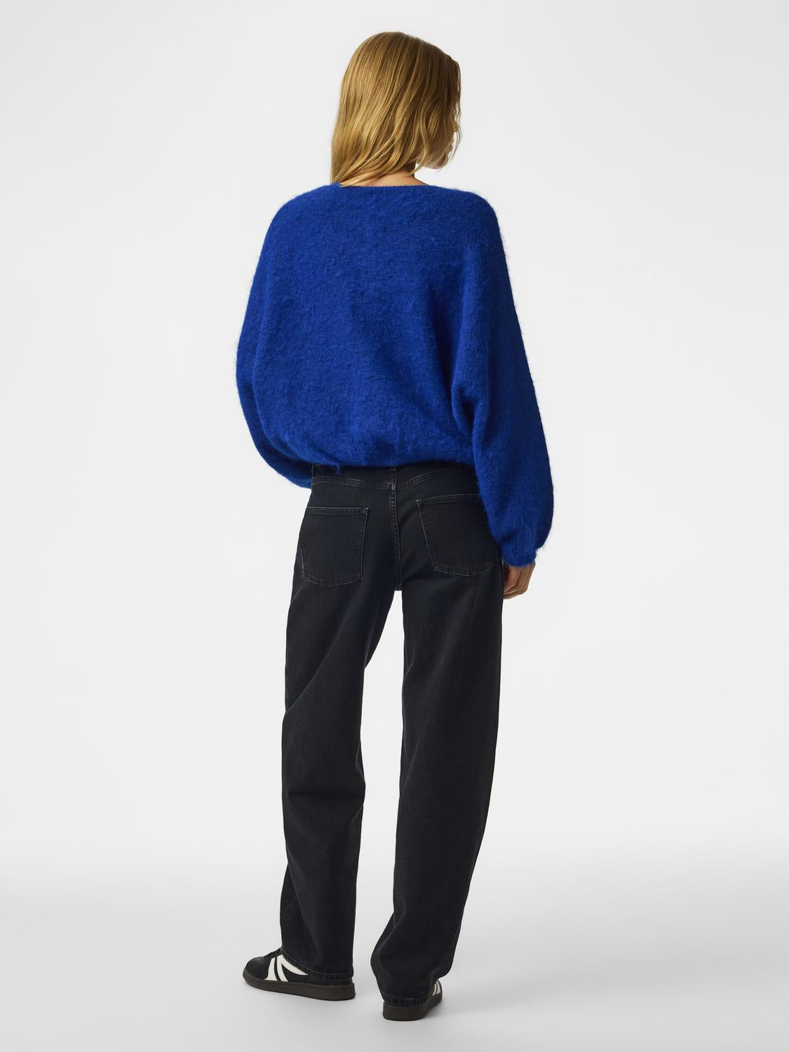 model_shot-back